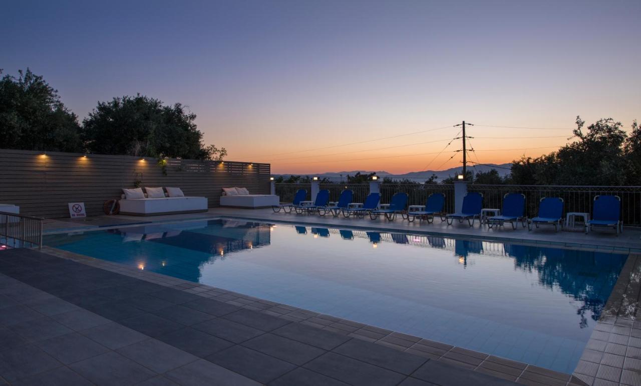 Varouxakis Hotel ปลาเตเนียส ภายนอก รูปภาพ