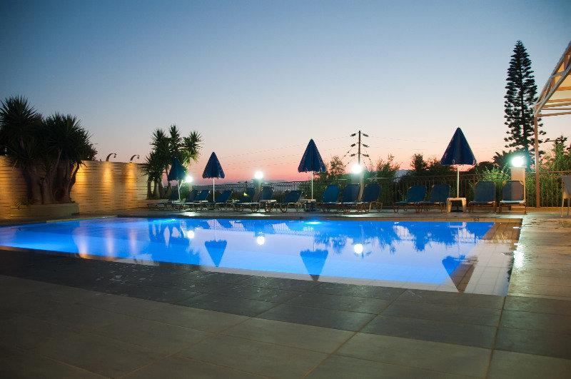 Varouxakis Hotel ปลาเตเนียส ภายนอก รูปภาพ